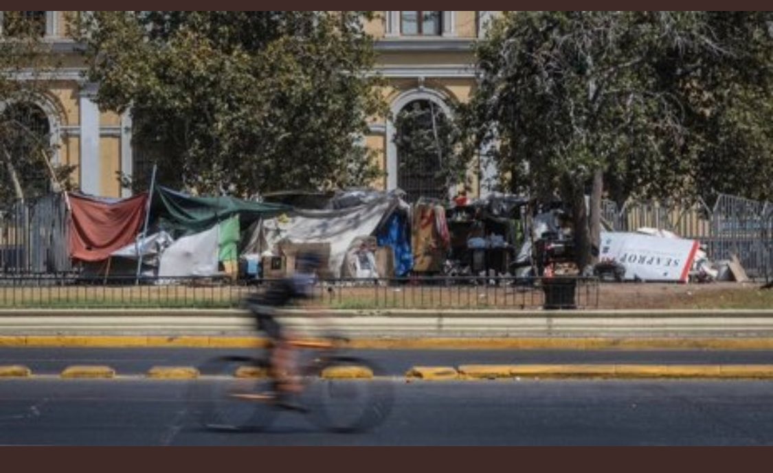 PatriotaPatito's tweet photo. No es solo las carpas, La basura, la prostitución y la delincuencia es la inoperancia de la Alcaldesa que tiene Santiago Centro #SantiagoAgoniza https://t.co/1lhZ3azIXc