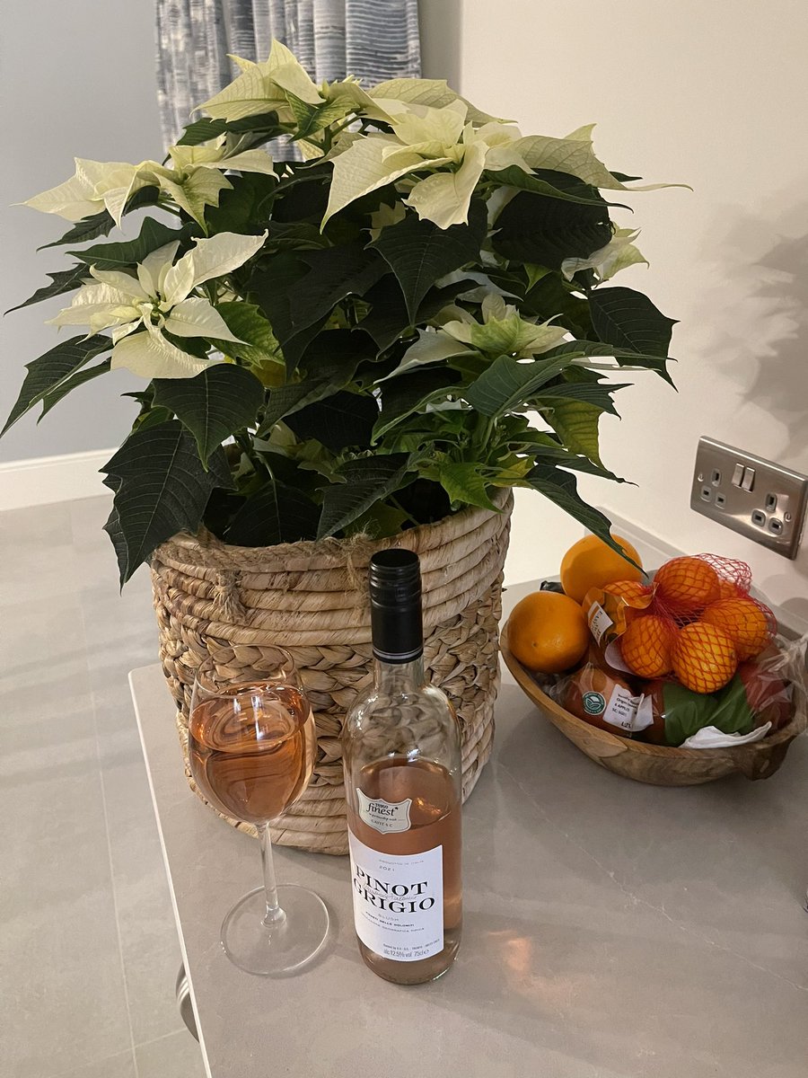 Martin1Chris's tweet image. Nadolig Llawen/Happy Christmas #fridaynightclub. CHEERS @MY_LenRichards @ifan_e @SionCharles @bernardine_rees @innovation_tom @abip21_abi @drstuartwalker @sazuk1983 @brygriffiths @MarcPenny5 @jennet_holmes @JasonLintern @welshcake39 hope it’s a good one!