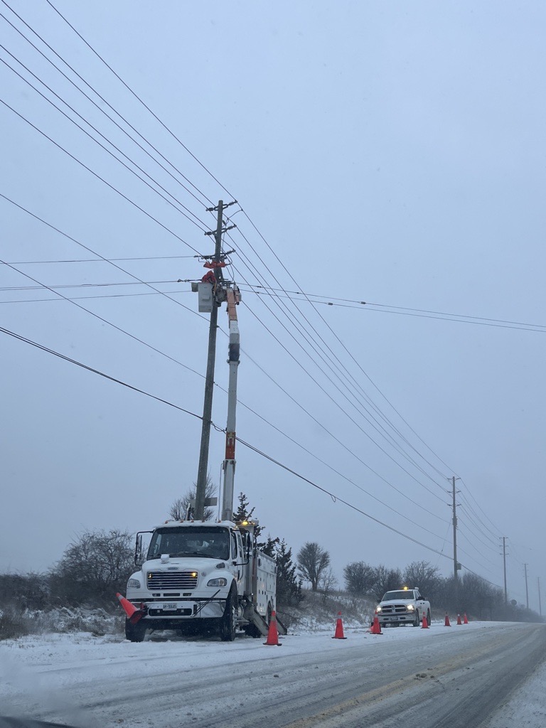 MiltonHydro's tweet image. Our crews are on call 24/7 working to keep your power on this holiday season. If you're without power, please call 1-844-664-9376 or visit our website at ow.ly/tI2b50MbCNW to report an outage in our Outage Map System. Thank you for your patience &amp;amp; understanding.