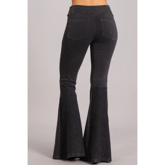 SusanPruett15's tweet photo. So good I had to share! Check out all the items I'm loving on @Poshmarkapp #poshmark #fashion #style #shopmycloset #boutique #chelseamoreland: https://t.co/RAk6g4q22E https://t.co/YqjPj9KaI8