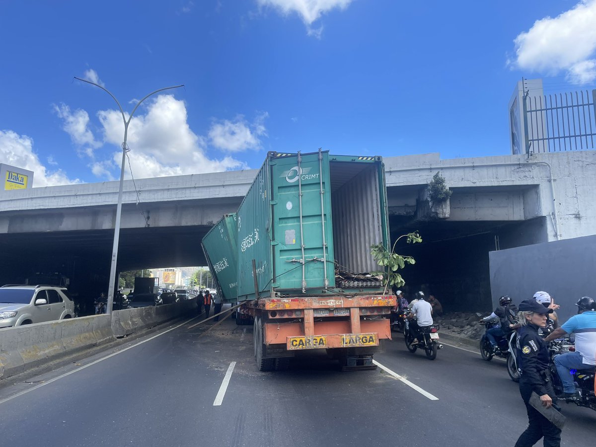 JonathanQuantip's tweet photo. Gandola impactó parte baja del distribuidor Veracruz en la autopista Fajardo sentido este. Tránsito restringido. Fuerte cola desde Plaza Venezuela https://t.co/R6EPTDhyZo