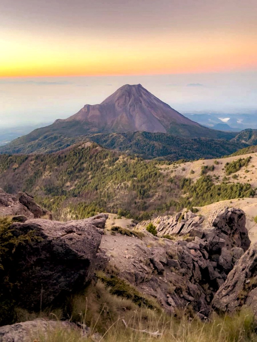 Diario_deColima's tweet photo. IMPONENTE COLOSO 
Hermosa vista del Volcán de Fuego captada desde la cima del Volcán Nevado de Colima.
Foto Cortesía de David Ambriz. https://t.co/Pal9nV7YiF