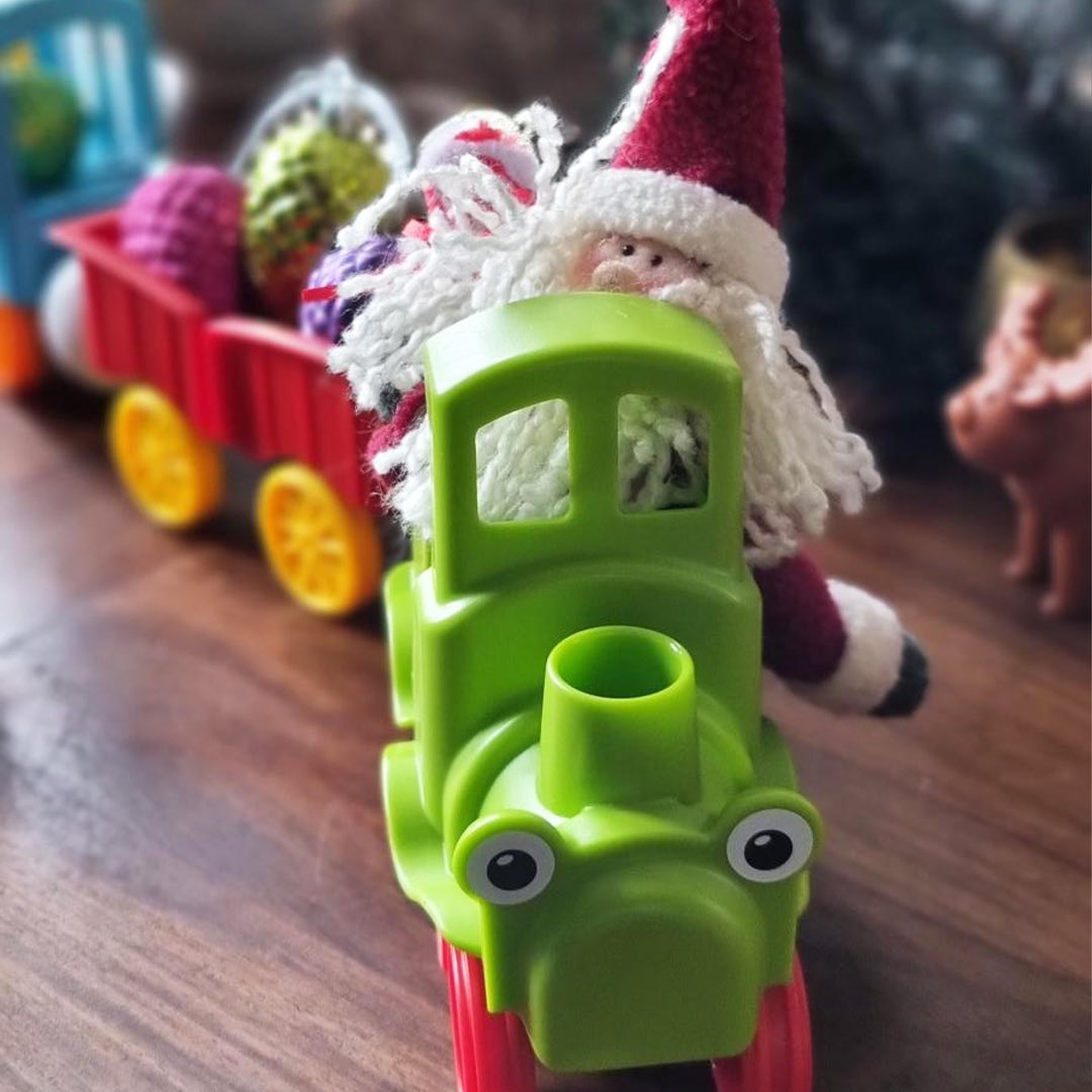 Santa is on board the SmartMax train! 

Next stop… the Christmas tree where we pick up our animal friends! 🐷🦁🐮

#smartmax #animaltrain #magnetictoys #constructiontoys #imaginativeplay #handeyecoordination #Santaiscoming