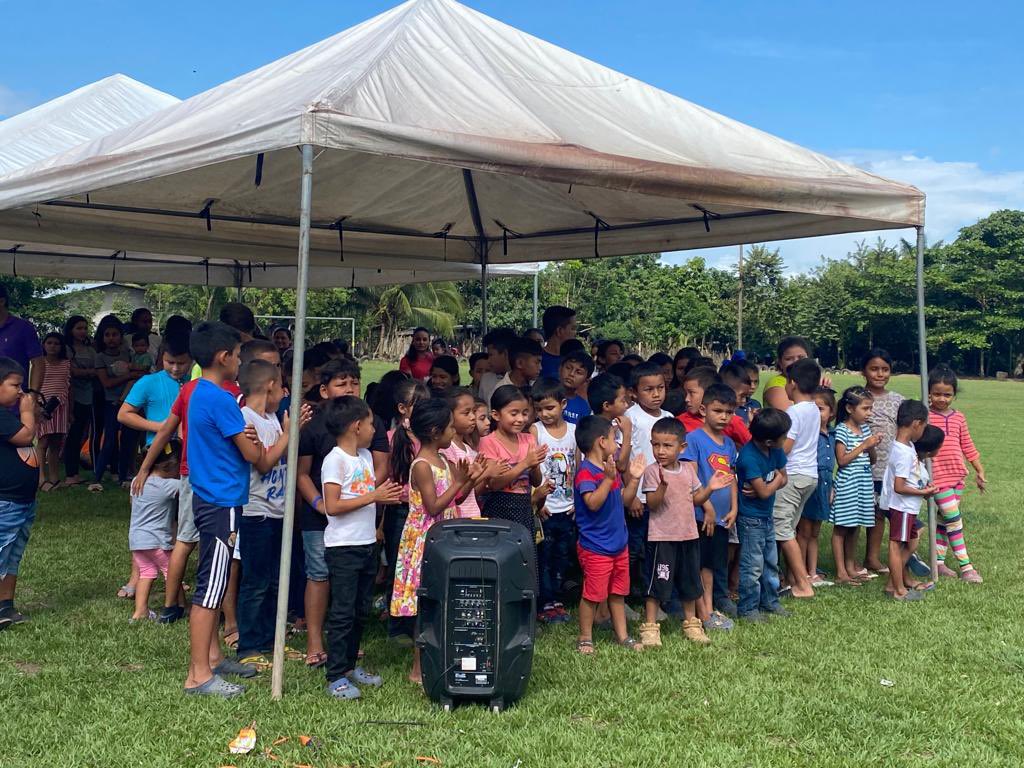 lenir_perez's tweet photo. Con mi equipo de colaboradores de Inversiones Los Pinares, subsidiaria de Grupo Emco, decidimos llevar alegría y felicidad a los niños del Bajo Aguán en esta época de Navidad. 

Ellos son el futuro de Tocoa y del Bajo Aguán. https://t.co/v2GqpUeXWo