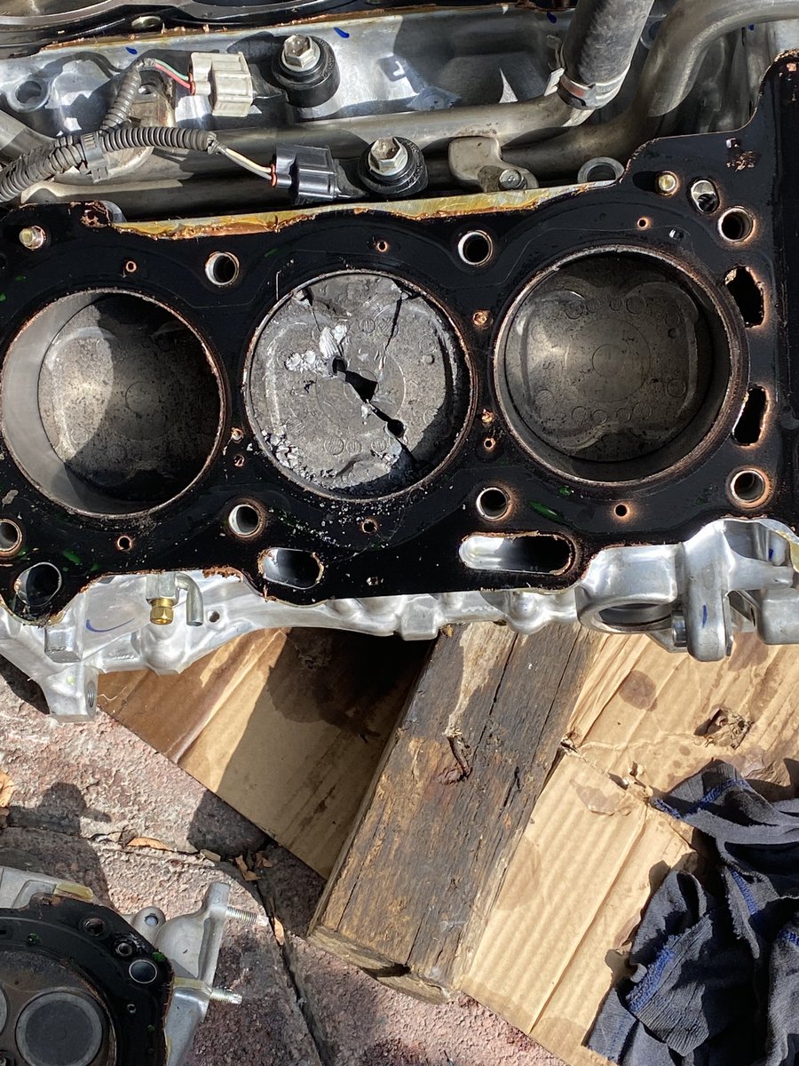egbf2105's tweet photo. Es Pedro Reyes Aceves, “mecánico“ y su taller es SERVICIO EXPRESS,lo contrate para que colocara un motor NUEVO y lo daño si ni siquiera encenderlo, me dijo que el motor no quedaba porque la computadora no funcionaba, que había que cambiarla y me quería cobrar más. RUFIAN! https://t.co/gDu9yKmlPu