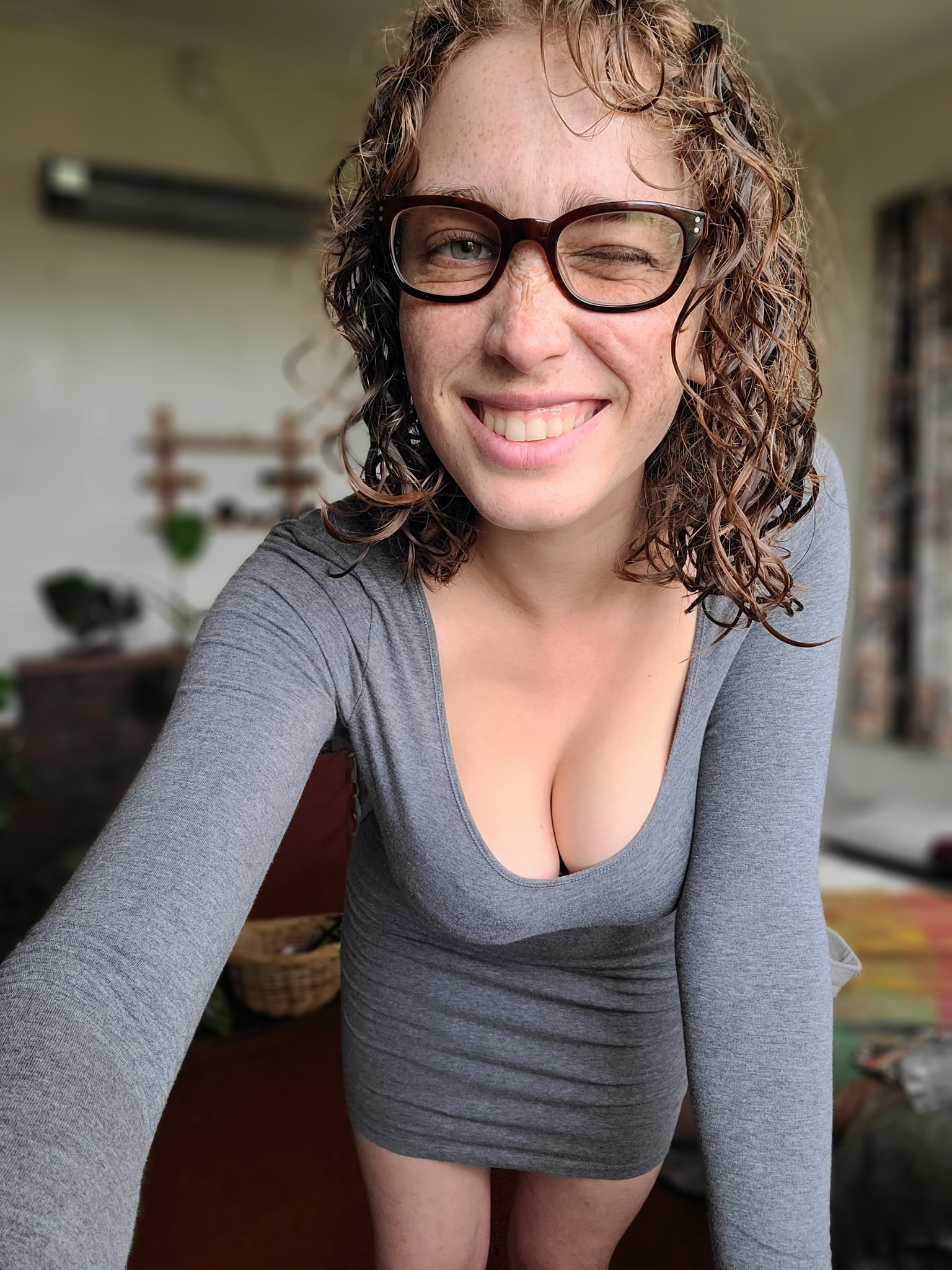 This selfie cam is insane! Anyway I tired, send thoughts of caffeine 🧡☕ https://t.co/BHTEMJRYP9