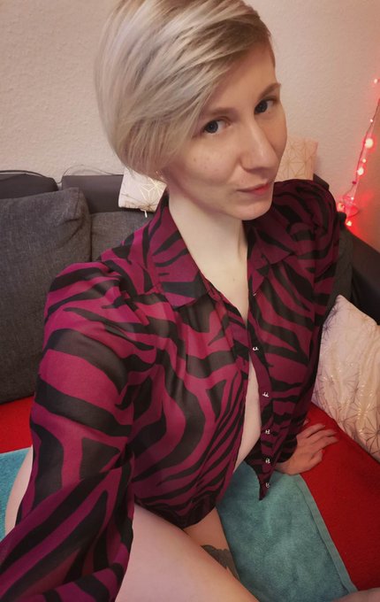 Ce soir c'est live express, mais je tiens mon engagement de liver tous les jours :D vous pouvez toujours<a href="/tag/modeling"class="tags"><span>#modeling</span></a><a href="/tag/advent"class="tags"><span>#advent</span></a><a href="/tag/chaturbate"class="tags"><span>#chaturbate</span></a><a href="/tag/adventcalendar"class="tags"><span>#adventcalendar</span></a>