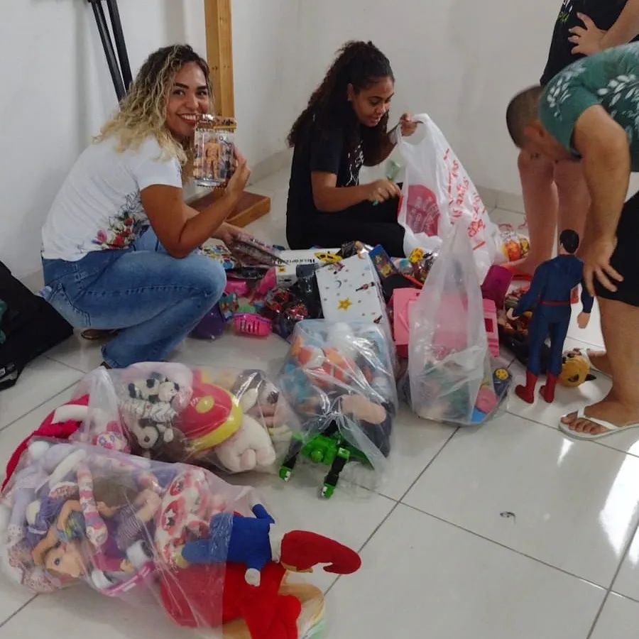 CUFA_Brasil's tweet photo. O Natal com a @cufa_es também vai ser especial! Só hoje receberam 1.500 brinquedos, que serão distribuídos junto com roupas, cestas básicas e panettones. Além de todas as doações dos últimos dias! Estamos juntos, trazendo o Natal para todas as famílias! #cufaes https://t.co/3zpnwIAkAc