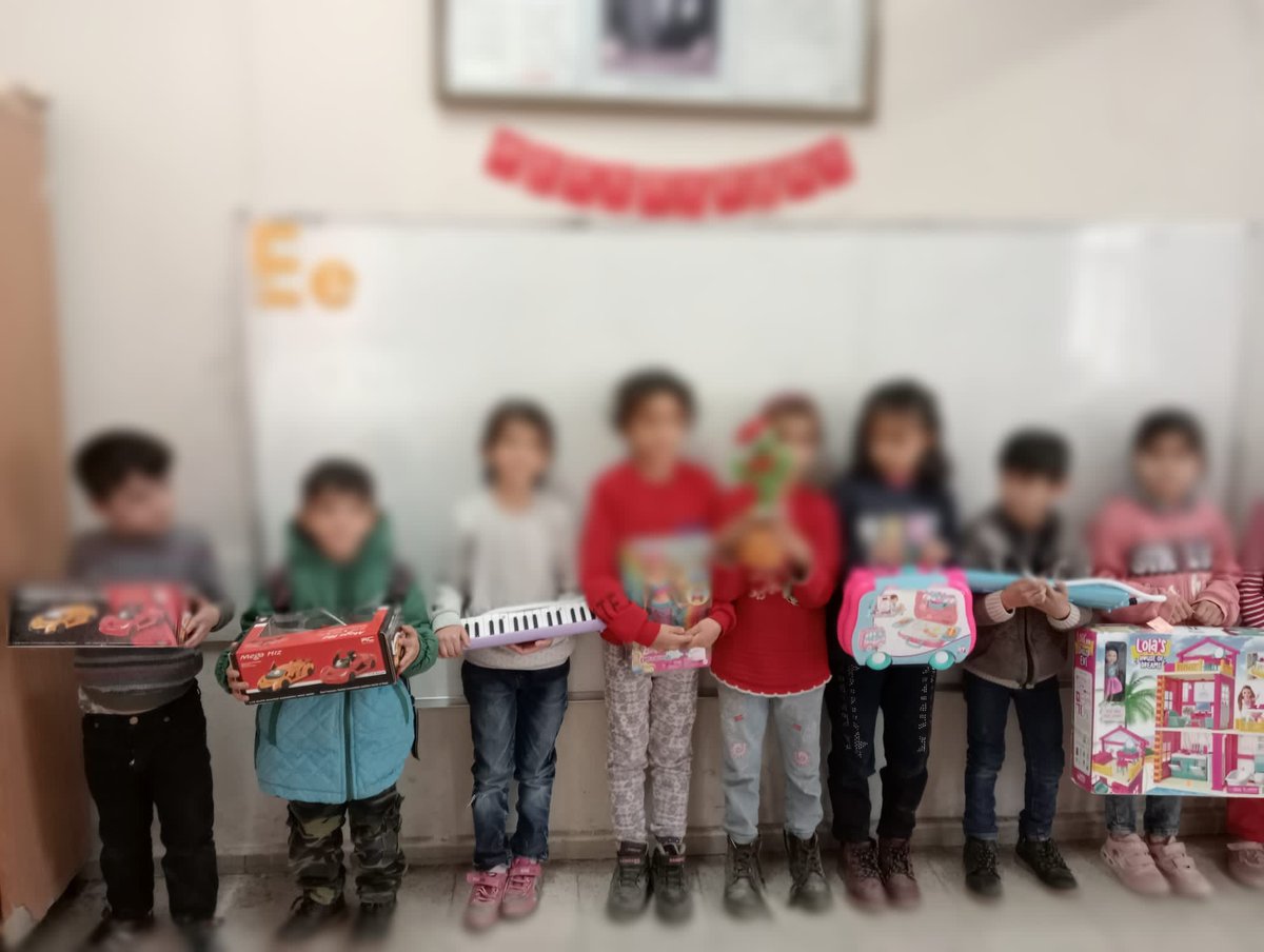 balyadernegi's tweet photo. Yeniyıla sıcak bir merhaba demek adına geçtiğimiz günlerde Adıyaman Sincik Şehit Tahir Yetkin İlkokulu'nda yaptığımız Dilek Ağacı projesi kapsamında miniklerimize gönderdiğimiz hediyelerimizin ulaşmış olmasının mutluluğunu sizlerle paylaşmak istedik. Birdik Balya olduk! 🥳☺️💛 https://t.co/tQTBUjfxfy