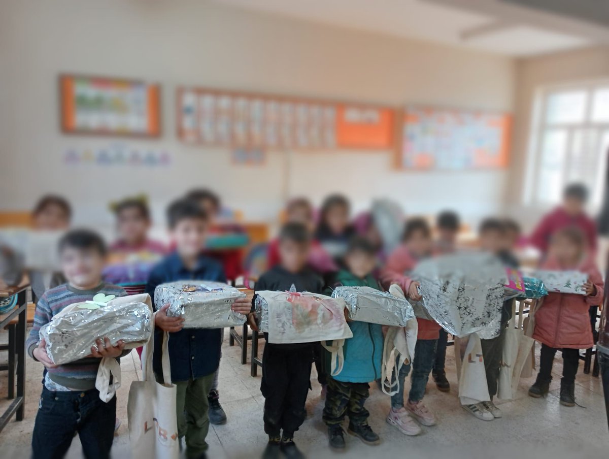 balyadernegi's tweet photo. Yeniyıla sıcak bir merhaba demek adına geçtiğimiz günlerde Adıyaman Sincik Şehit Tahir Yetkin İlkokulu'nda yaptığımız Dilek Ağacı projesi kapsamında miniklerimize gönderdiğimiz hediyelerimizin ulaşmış olmasının mutluluğunu sizlerle paylaşmak istedik. Birdik Balya olduk! 🥳☺️💛 https://t.co/tQTBUjfxfy