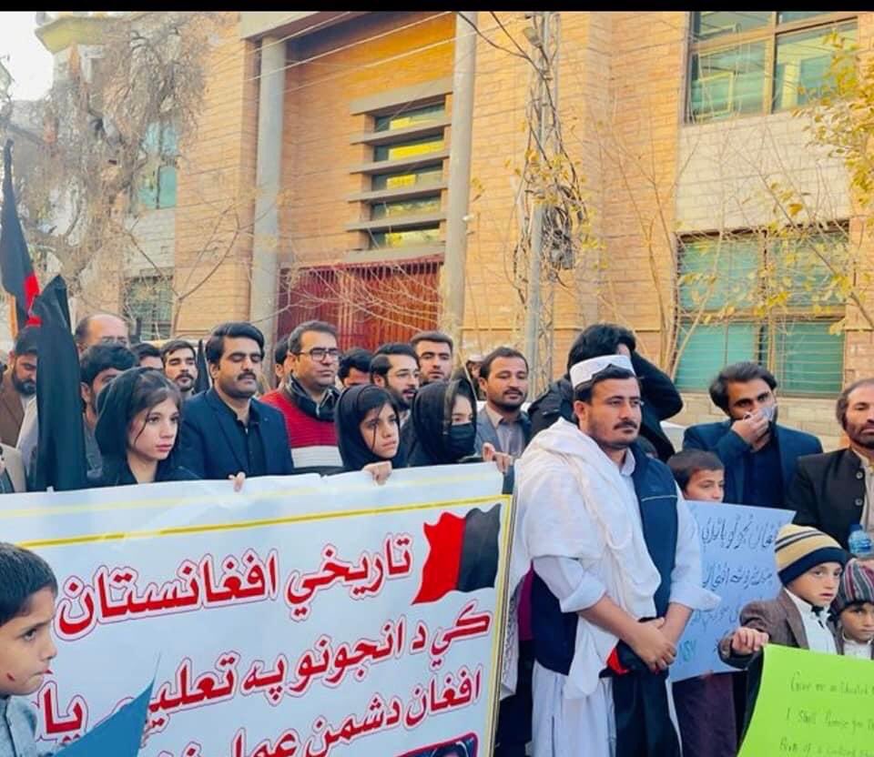 usmankakar007's tweet photo. نیشنل سٹوڈنٹ موومنٹ کی جانب سے افغانستان میں لڑکیوں کی تعلیم پہ پابندی کے خلاف کوئٹہ پریس کلب کے سامنے احتجاجی مظاہرہ کیا گیا ہم بالا احکام سے اپیل کرتے ہے کہ وہ لڑکیوں کے تعلیم کے حوالے سے افغانستان حکومت سے بات کرے اور لڑکیوں کی تعلیم واپس بحال کر دے۔ 
@a_siab https://t.co/FMKdhFBh0o