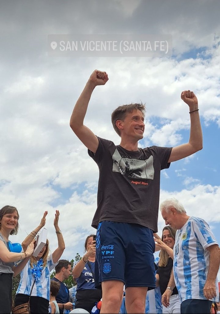 Lionel5063's tweet photo. El campeón ya está en casa 🏆🇦🇷♥️ https://t.co/ZDBYdcWMF8
