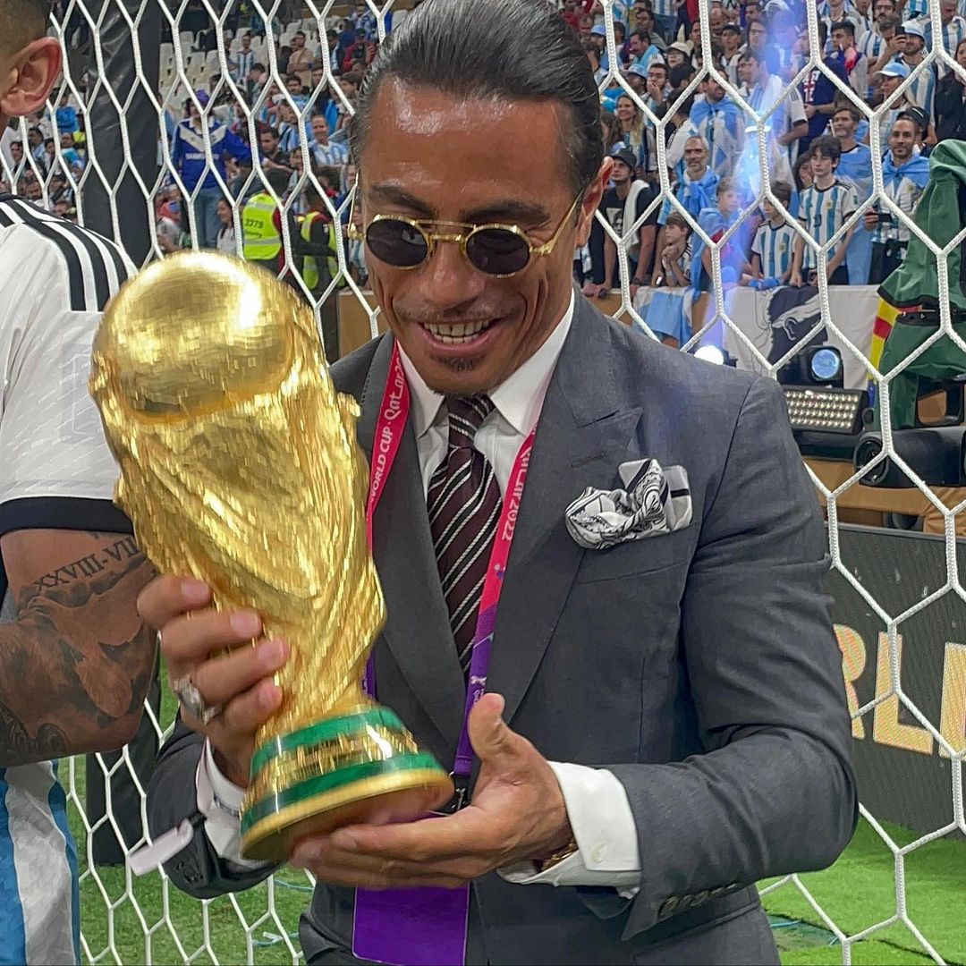 🚨 OFICIAL: Salt Bae BANIDO do Mundial de 2026, por decisão da FIFA após ter tocado no troféu! 

Segundo as regras, é proibido tocar na taça, com exceção dos jogadores campeões mundiais, atuais e do passado, e chefes de Estado.