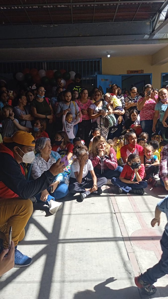 Edu_Caracas's tweet photo. Lo mejor de la navidad es el amor y la energía de los niños y niñas, la alegria al recibir sus regalos y el disfrute de las actividades culturales. @_LaAvanzadora @gracielamarilis @MPPEDUCACION @vicent_carvajal @gestionperfecta @NicolasMaduro https://t.co/Iuq9A77e2t