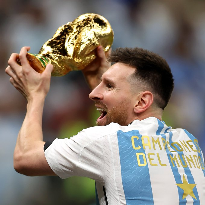 "Cuando Messi hizo el tercer gol contra Francia, los ojos se me llenaron de lágrimas. Que alguien tan grande culmine su carrera de esta manera me pareció justo y me emocioné. Que él levantara la Copa del Mundo me hizo feliz".

Firma: Rafa Nadal. De un artista a otro.