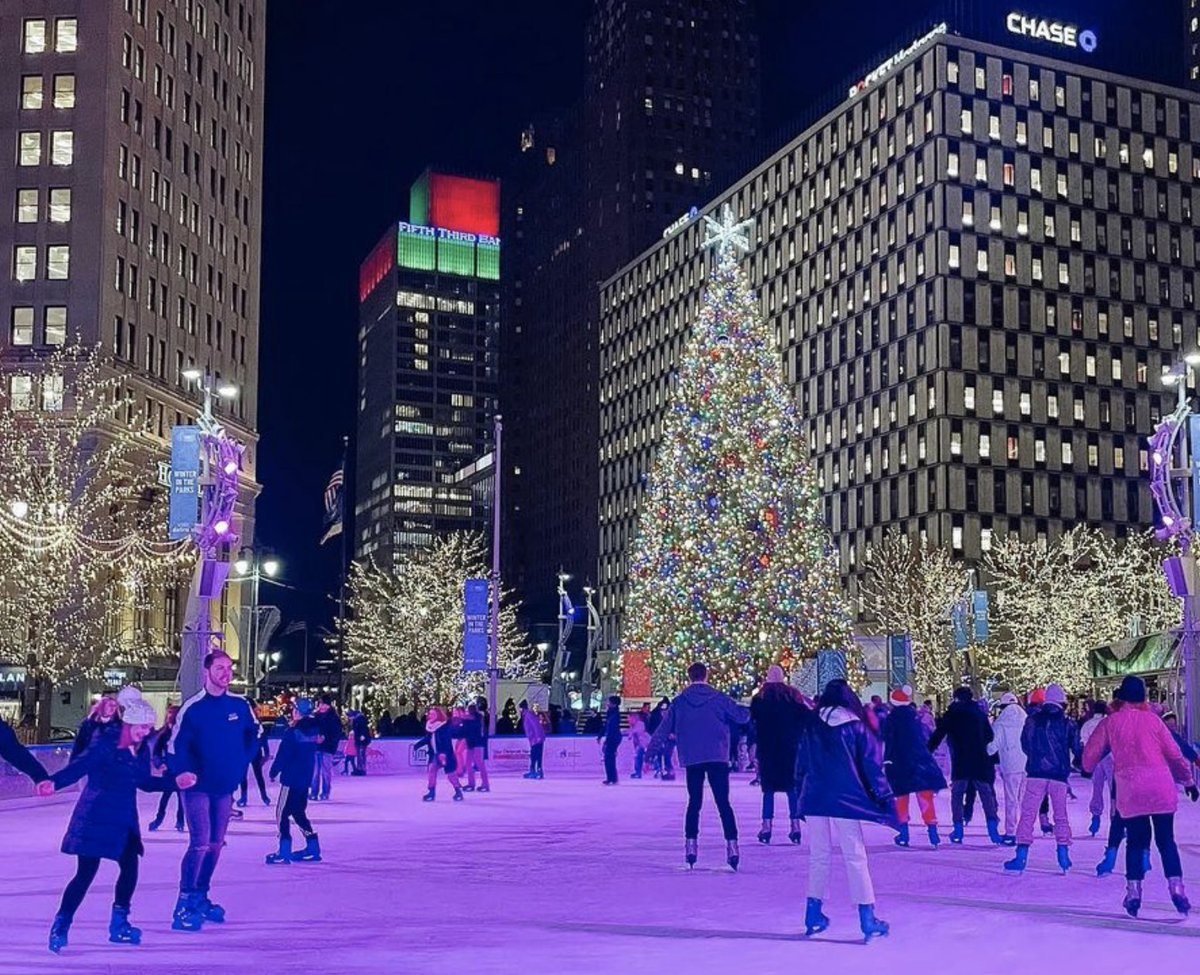 letsseedetroit's tweet photo. Every December, Campus Martius is transformed into a Christmas wonderland with a Michigan-grown 65-foot tall Christmas tree. 📷 Little Guide Detroit #detroit #detroittours #letsseedetroit #christmas #ChristmasTree #downtown https://t.co/JwfxmkrH2g