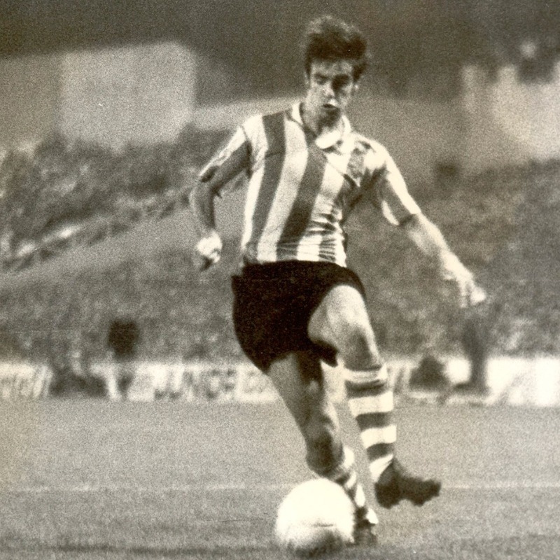AthleticClub's tweet photo. ▪️ 17 temporadas en el #AthleticClub 
▪️ 541 partidos, segundo con más encuentros en la historia zurigorri, solo por detrás de Iribar.  
▪️ Un genio del balón, una zurda inolvidable

Se va una leyenda. 

⚫️ Goian bego, Txetxu ✨