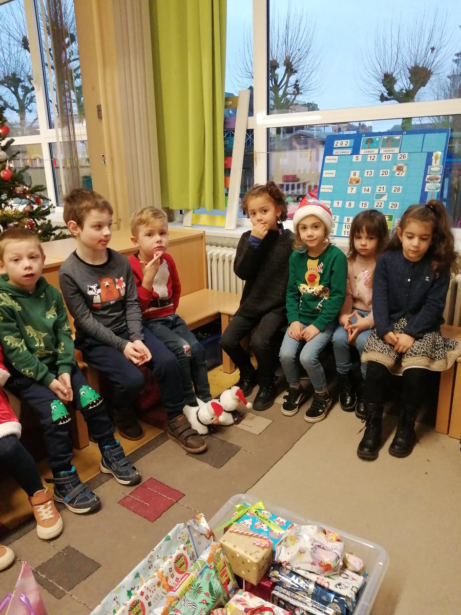juf_Conny's tweet photo. Gezellig samenzijn. Kerstfeestje met super leuke cadeautjes. 🎄🎁 #trapleerke https://t.co/X5yRVvqsCN