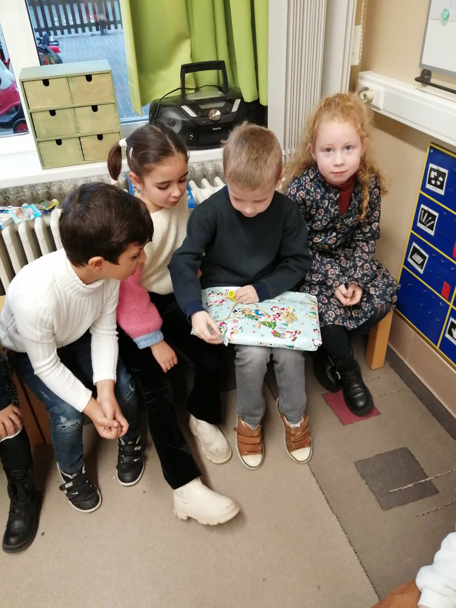 juf_Conny's tweet photo. Kerstfeestje in de klas. 🎁🤶🎅 #trapleerke https://t.co/jM3LkHyC3q