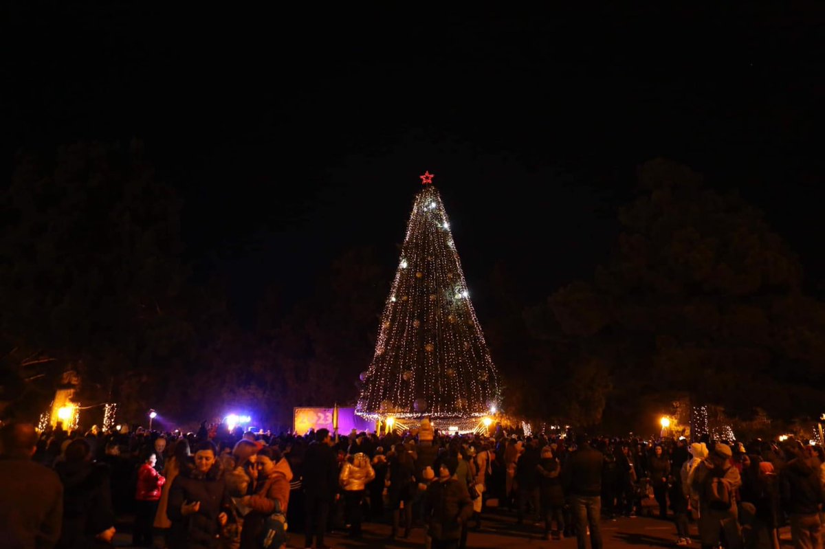 TatevikHayrape1's tweet photo. Even in blockade people in #Artsakh don't give up. Today they turned on lights for the Christmas tree and arranged a flash-mob with the slogan "Open the road life". These kids deserve a peaceful and normal childhood, which Azerbaijan tries to destroy by all possible means... https://t.co/FHgcYDNH5K