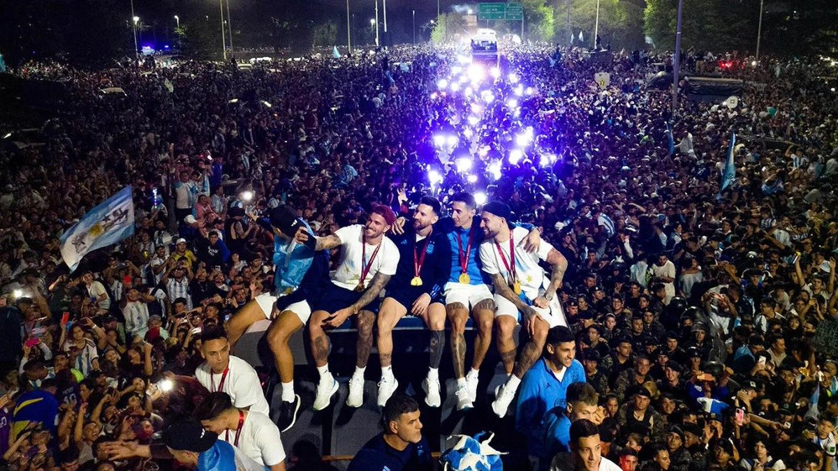 pablear's tweet photo. El indio predijo a la Scaloneta 🧵

Cuando la marea los quiere tapar
en el corazón de la noche https://t.co/0cGv319XT2