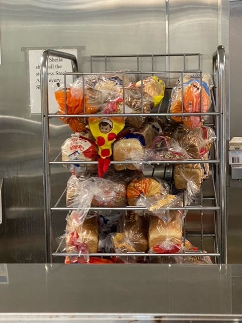 Shake my head! #Sammytheelf was spotted in #TheSamaritanInn dining room. First, he was hiding in the sack lunches, &amp; after he was kicked out, he tried to sneak back in wearing this pretty obvious disguise. Sammy, pizza does not have legs! 

#Spottheelf #Elfontheshelf #Sammytheelf