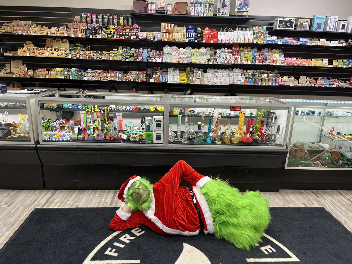 fithknox's tweet photo. We had a special visitor at FITH today!
🎄❤️💫❄️🎅
#thegrinch #christmas #christmassale #knoxville #tennessee #knoxvilletn #shoplocal https://t.co/JfmcVz8OcH