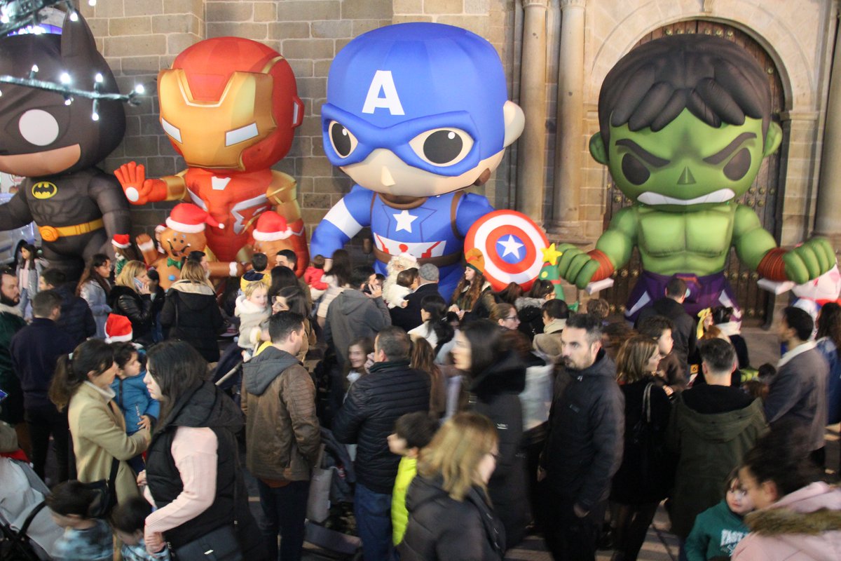 aytovvaserena's tweet photo. Continúan las actividades de la campaña navideña "Comparte Ilusión" con el Pasacalles Funko Pop Súper Héroes.
Pequeños y mayores han podido disfrutar de sus Súper Héroes favoritos: Batman, Capitán América, Iron Man y Hulk.
#Comparteilusion #Navidad22 https://t.co/YddIyoPI9U
