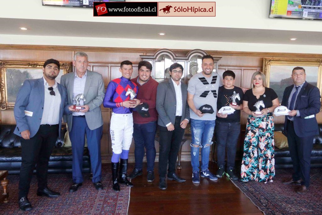solohipica's tweet photo. MASTER MONEY ganador Clásico "TV TURF MOVIL" 1300m. 23-Diciembre Club Hípico de Santiago. Stud RIGO Preparador RODRIGO SÁNCHEZ Jinete JORGE A. GONZÁLEZ #solohipica #MasterMoney #StudRigo #RodrigoSánchez #JorgeAGonzález #ClubHípicoSantago #FotoOficial #ClásicoTVTurfMovil https://t.co/3zItAfuriP