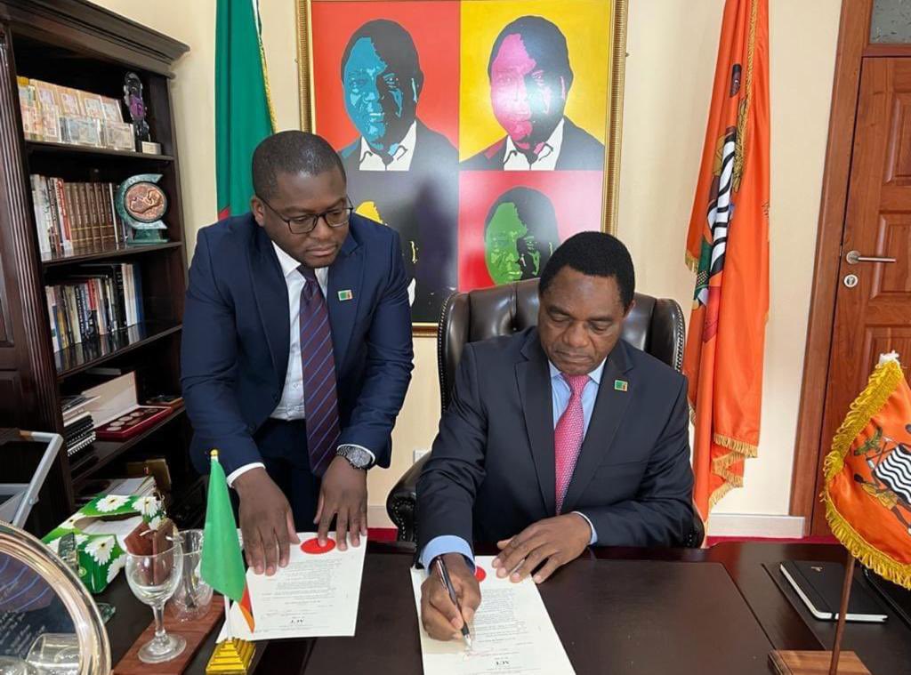 Today we assented to Penal Code (Amendment) Bill number 25 of 2022, abolishing the death penalty in #Zambia & the offence of Criminal Defamation of the President. Promised to amend laws that inhibit democracy, human rights, good governance & basic freedoms. #PromisesDelivered