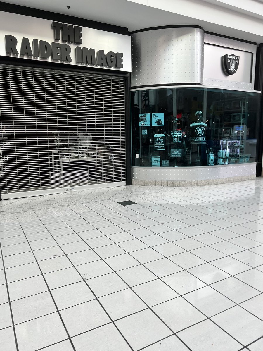 S0CALRAIDERETTE's tweet photo. been waiting here since 8:30AM 🤬 @theraiderimage #straightfromwork #tiredaf https://t.co/tc9dtYfjML