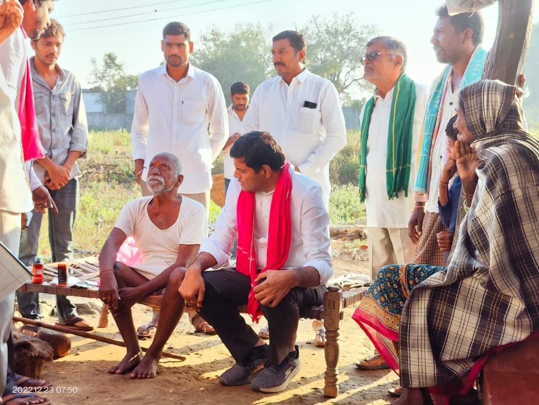 CHARAN_BRS's tweet photo. ఇంటి ఇంటికి సీఎం కేసీఆర్ గారి పథకాలు
మంచిర్యాల నియోజకవర్గం,దండేపల్లి మండలం లింగపూర్ గ్రామంలో ఎమ్మెల్యే గారి తనయుడు @rao_vijith గారు తిరుగుతూ సీఎం కేసీఆర్ గారి నాయకత్వంలోని టీఆర్ఎస్ ప్రభుత్వం అమలు చేస్తున్న సంక్షేమ పథకాల గురించి వివరించారు. @KTRTRS @NDiwakarRao @BRSparty
#withkcr https://t.co/NqBa5kTozG