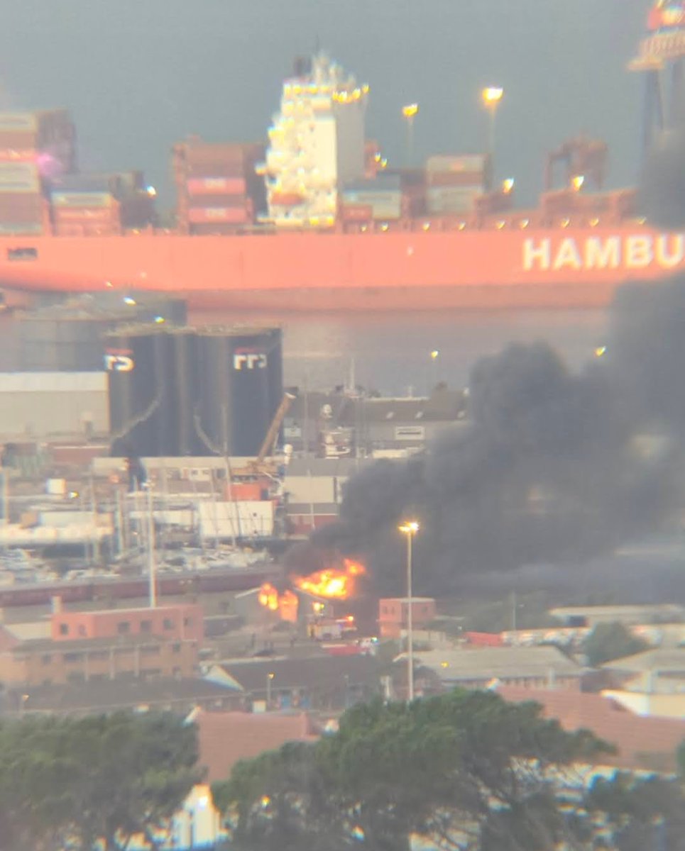 benjikahn's tweet photo. Cape Town Foreshore Harbour Fire https://t.co/nNAw57oImz