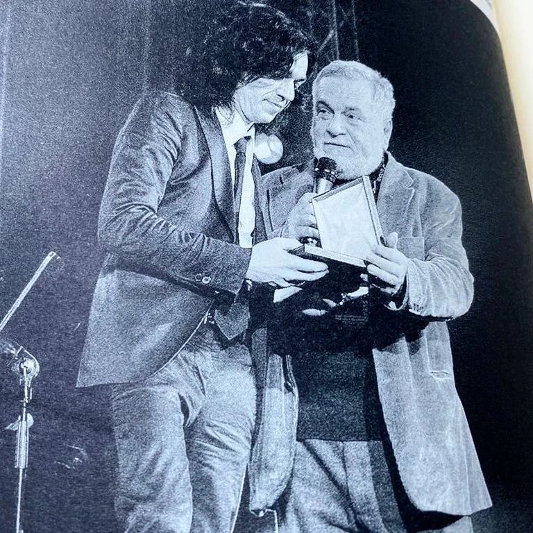 “Mi piace fare gli esperimenti
Combinare i miei sentimenti con quelli di un altro
E poi come negli incidenti
Effettuato lo scontro si riparano i danni…”

“Crash (Storia di un inventore)” da “Canzoni dell'appartamento”.

Auguri Marco, instancabile inv… instagr.am/p/CmhQ3ToM61J/