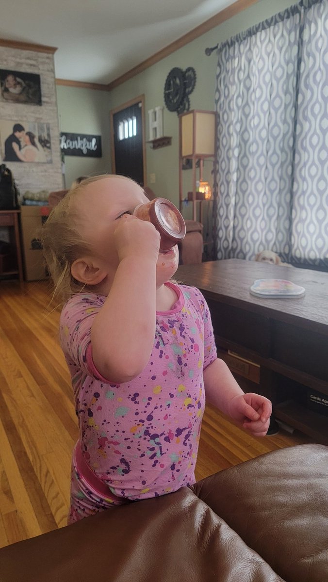 ToeCrackinOs's tweet photo. We have a ground blizzard. The sheriff issued an alert. Work closed at 12, I was done at 11.
So we're having a pizza party. I think the sauce is her favorite part. #DailySterliUpdate
Shout out to @godfatherspizza, your sauce is the best. I'd buy gallon jugs of it. #takemymoney https://t.co/CzJobWUIZ6