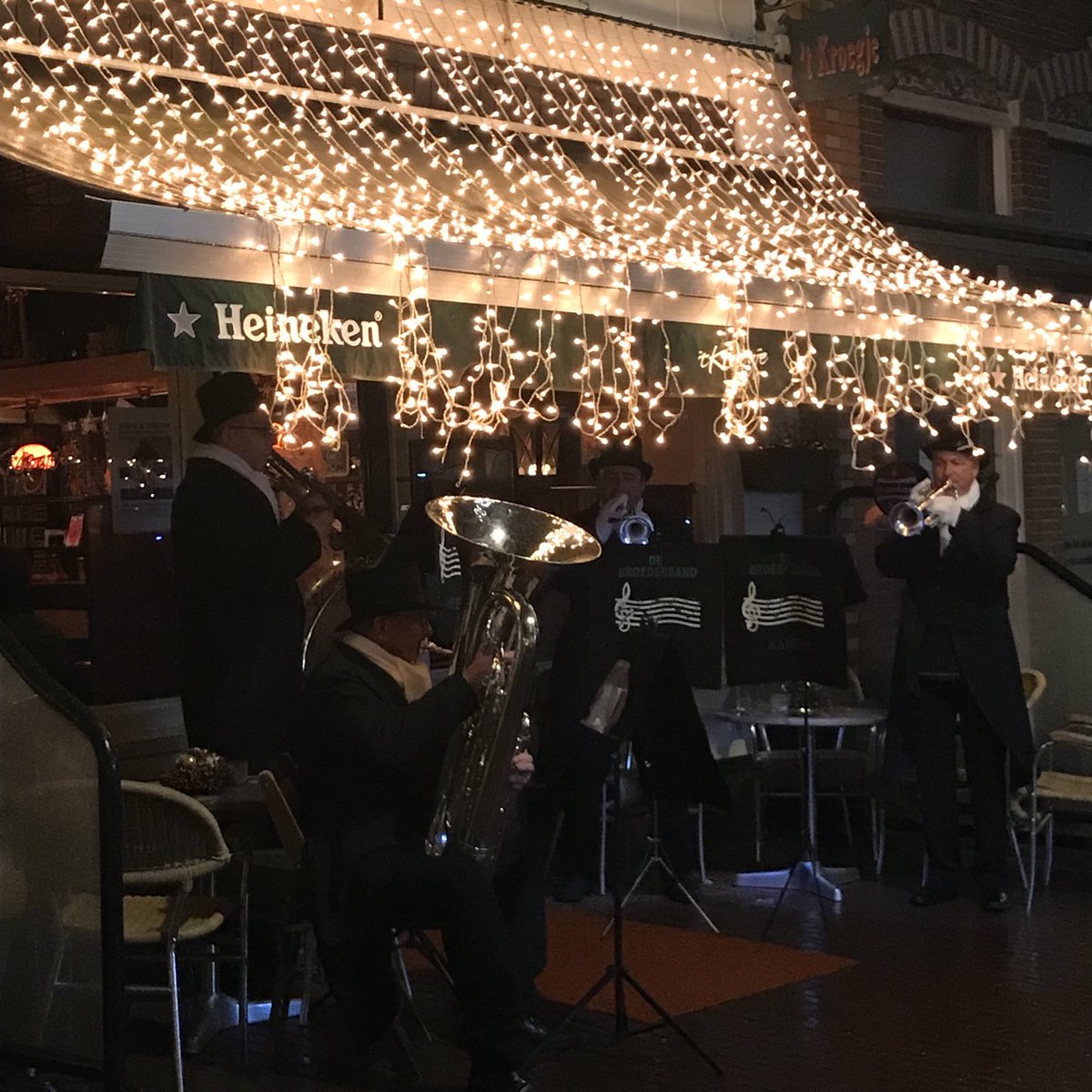 Met sfeervolle kerst klanken van het koper kwartet van de ⁦<a href="/BroederbandK/">BroederbandKampen</a>⁩ wordt kerst ingeluid voor de dwaalgasten in de Geerstraat! Kanjers!!!