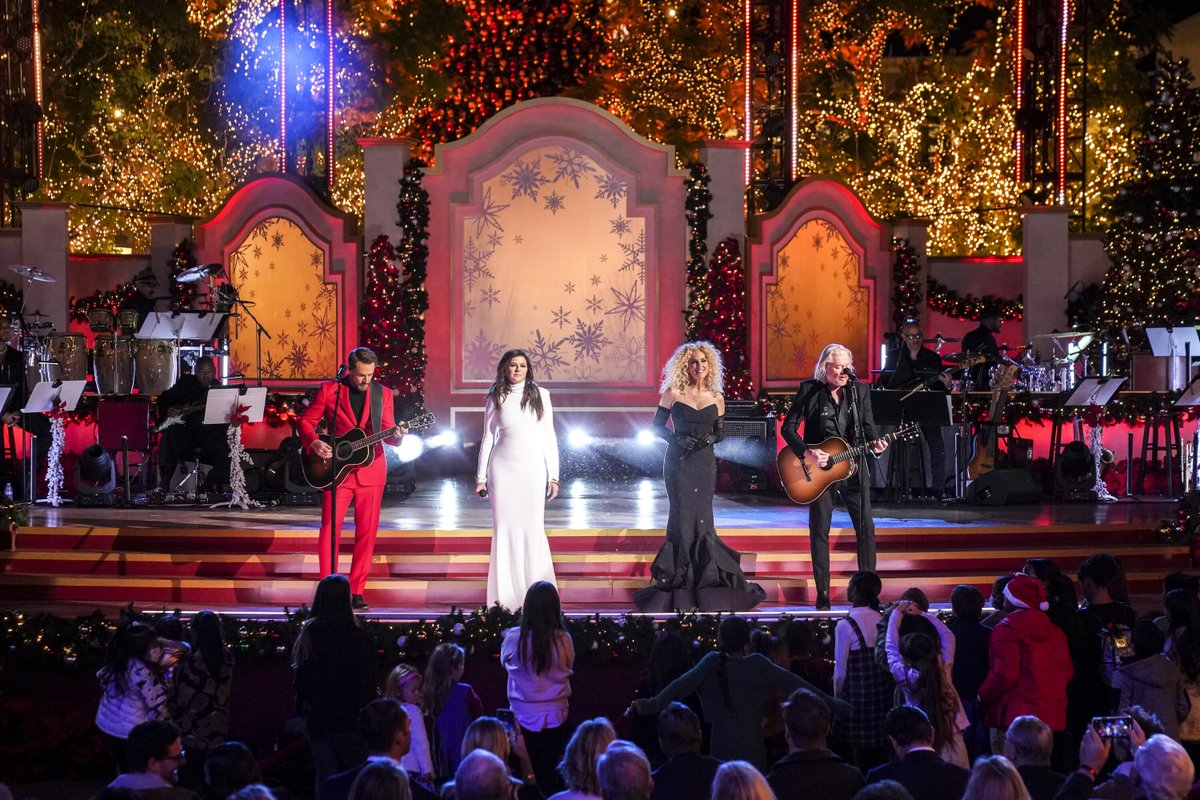 The 24th Annual A Home For The Holidays At The Grove, hosted by @GloriaEstefan, shares stories of adoption from foster care alongside performances by top artists. 🎤 Learn more here: bit.ly/HolidayGrove