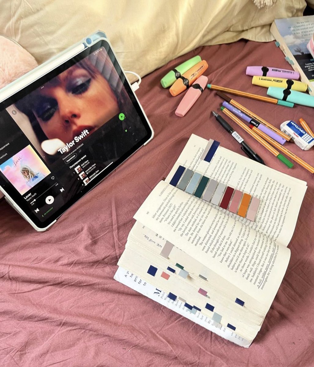 GabriellaSaab_'s tweet photo. Y’all a reader is annotating #TheLastCheckmate and look at all those beautiful little tabs 🥹 https://t.co/Q6Tkc4IjYu