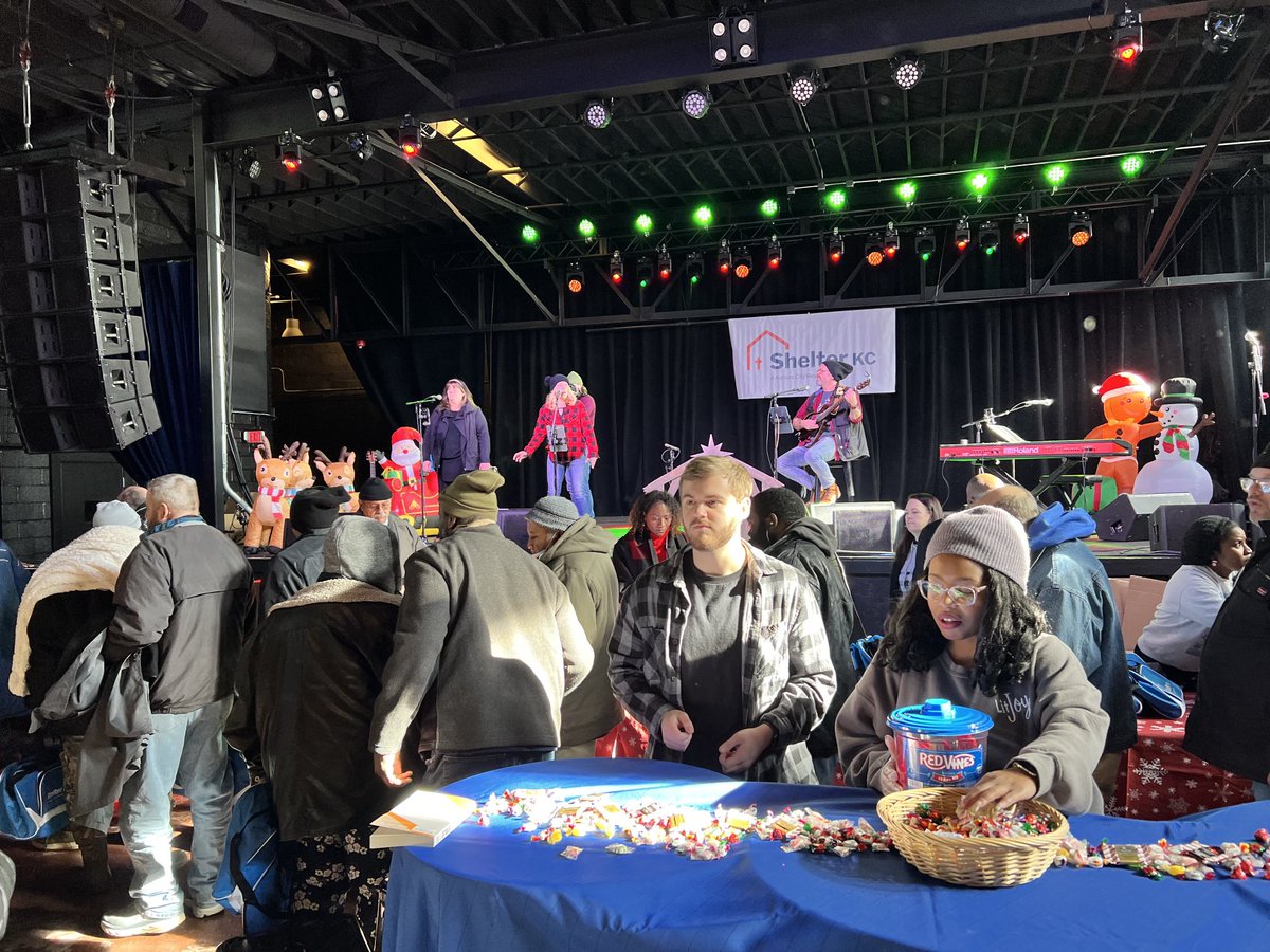 KOneillkcmo's tweet photo. Shelter KC is a godsend to those in need. If you know someone, anyone, send them to 15th Truman for food and warmth https://t.co/lMDYqTybMp
