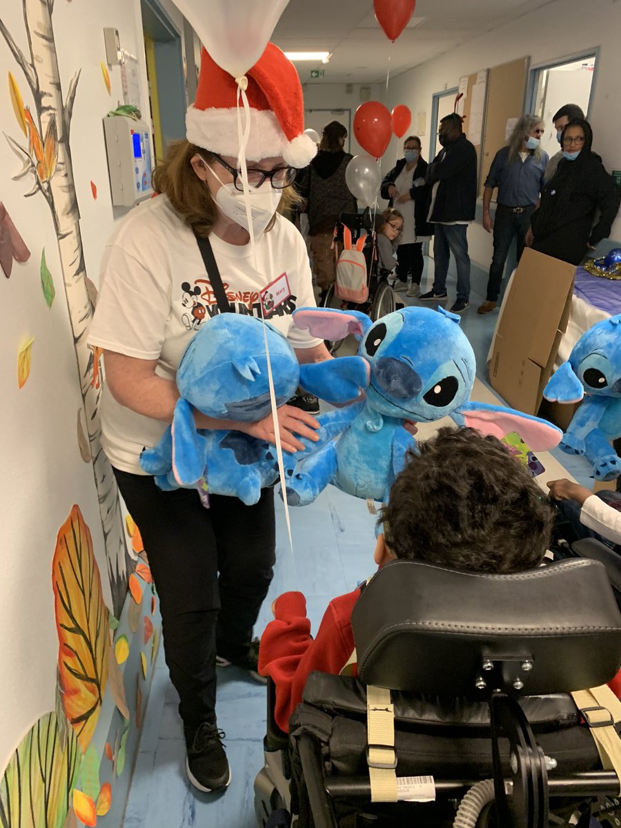 bariasdisney's tweet photo. Un grand merci aux enfants, au personnel médical,à la belle équipe de #erea pour cette journée de #Noel à l’hôpital Raymond-Poincaré @APHP et bien sûr aux #VoluntEARS pour leur enthousiasme et générosité. Joyeux Noël à tous les enfants hospitalisés 🎄🏩❤️@HeleneEtzi @NathalieDray https://t.co/ypbujVee10