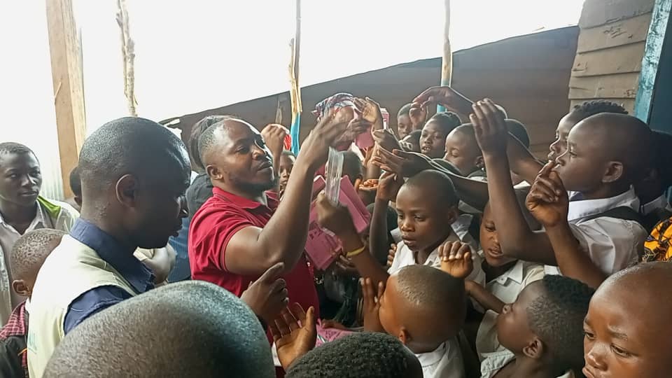 ramazan87586590's tweet photo. Les enfants sont l'espoir de demain, c'est pourquoi ,on doit s'intéresser d'eux pour leurs encadrement et leurs apprentissages. 
Grace aux soutiens de Son Excellence Gisèle Ndaya Luseba et notre maman Suzanne MÜLLER les orphelins ont bénéficiés les cadeaux des kits scolaires,ect https://t.co/mzKDnCdEiF