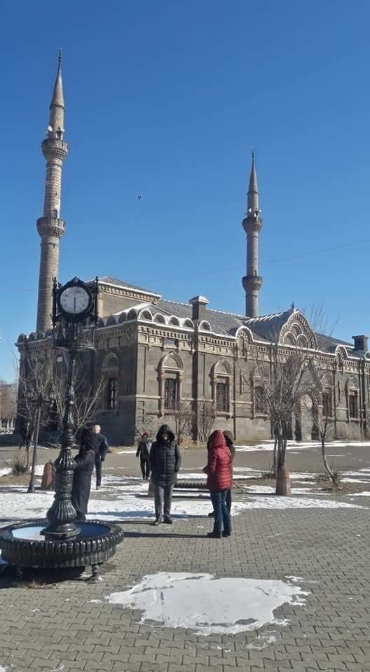 Kars'ta Baltık Mimarı Yapılardan Eski Kapalı Spor Salonu 1980 Yıllarda Tadilat Yapılarak
Camii Olarak Hizmet Veriyor..
Hatırlayanlar...