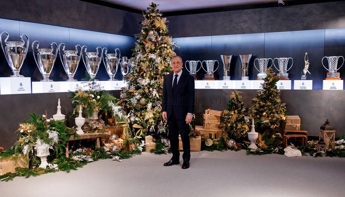 MadridXtra's tweet photo. Merry Christmas from Florentino Pérez, Ancelotti &amp; the captains. 🎄 https://t.co/VXaOtrgMFa