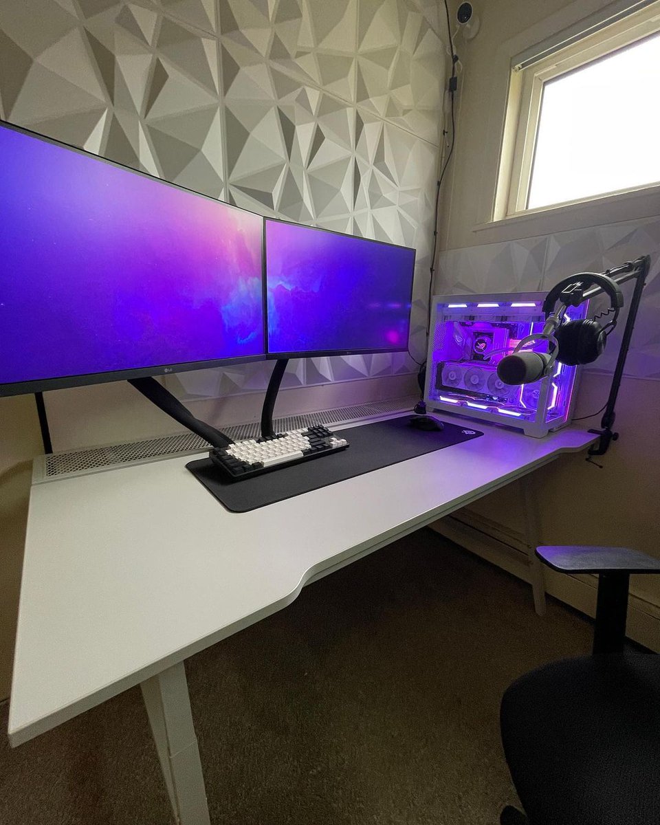 ZOTAC_USA's tweet photo. A ideal #Podcast station 🎙️📻
📷 IG: ml.techh
#pcsetup #custompc #rgb #nvidia #setup #battlestation #pcgamingsetup #pcbuilds #streamerpc #podcastpc https://t.co/nkmGQXhgvq