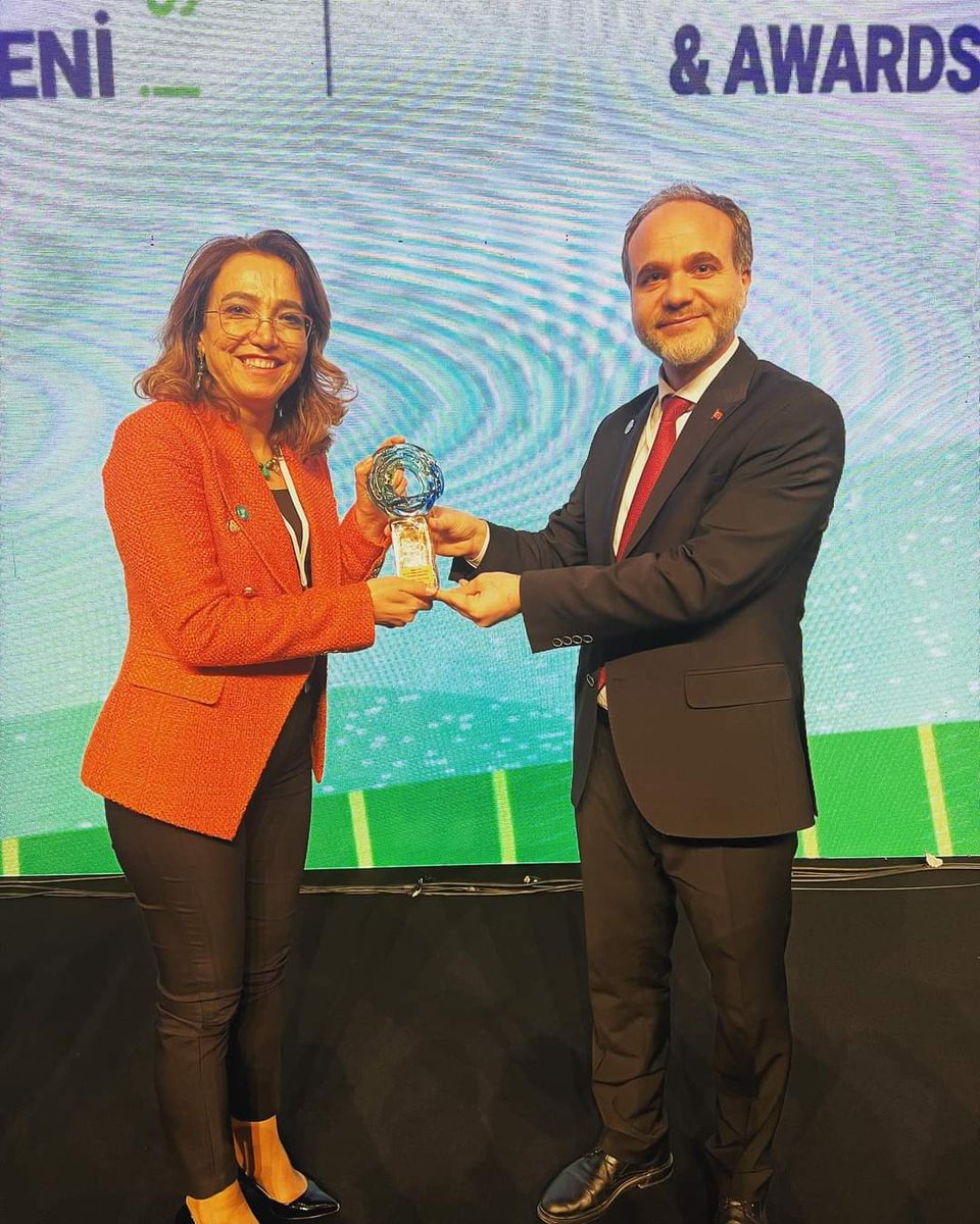 DrHasanUslu's tweet photo. Sıfır Atık sürecinin Başından Beri Büyük Emekleri olan Kıymetli Hocamıza (Ece Ümmü Deveci) @eudeveci Ödülü Koruması ve Başarılarının Devamı İçin Ödülü Teslim Ettik. 
Yine bu Süreçte büyük emekleri olan Çağdaş Gönen @cagdasgonen hocamızı da unutmuyor Teşekkür Ediyoruz. https://t.co/xZU6Okq2Ka