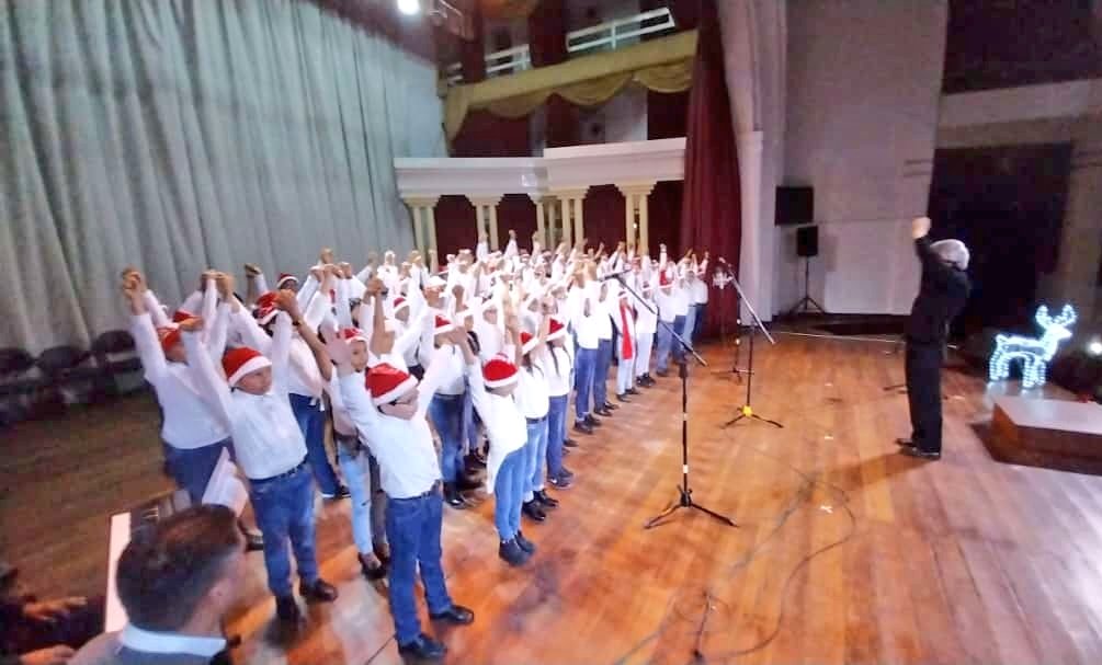 EducacionZ3_Ec's tweet photo. [AMBATO] Estudiantes y docentes del Conservatorio Bolívar presentaron a la ciudadanía concierto denominado "Navidad tiempo de paz y amor".

#EncontrémonosPorLaEducación https://t.co/22hTneEnVb