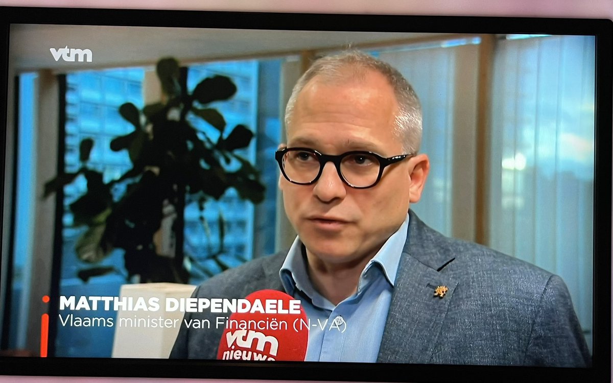 Erfbelasting is een schande

Betalen voor wat je (samen) bijeen werkte én waarvoor je al ruim belastingen betaalde, zeker in ons land

Sommige landen zoals
Italië, Zwitserland, Zweden, Portugal en Oostenrijk zagen dat al in: afgeschaft 

Mensen treffen in hun eenzame verdriet 👎