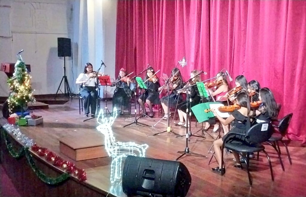 EducacionZ3_Ec's tweet photo. [AMBATO] Estudiantes y docentes del Conservatorio Bolívar presentaron a la ciudadanía concierto denominado "Navidad tiempo de paz y amor".

#EncontrémonosPorLaEducación https://t.co/22hTneEnVb