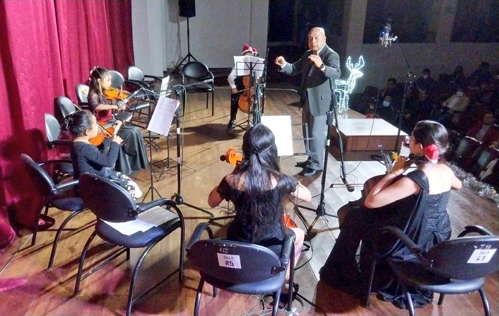EducacionZ3_Ec's tweet photo. [AMBATO] Estudiantes y docentes del Conservatorio Bolívar presentaron a la ciudadanía concierto denominado "Navidad tiempo de paz y amor".

#EncontrémonosPorLaEducación https://t.co/22hTneEnVb