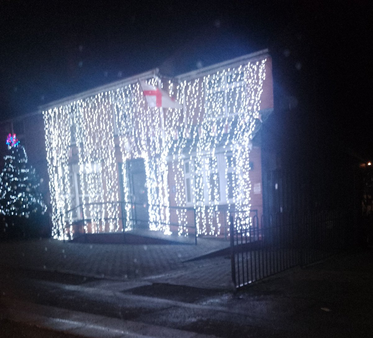 Chissitleice's tweet photo. As if having a display of Christmas lights that looked like they were bought from Poundland, and a shocking tree that's on a serious wonk, then this; Coming home and driving past Keith 'the bum bandit' Vaz' s surgery, draped top to bottom in lights!!... https://t.co/HI1URsoeR4